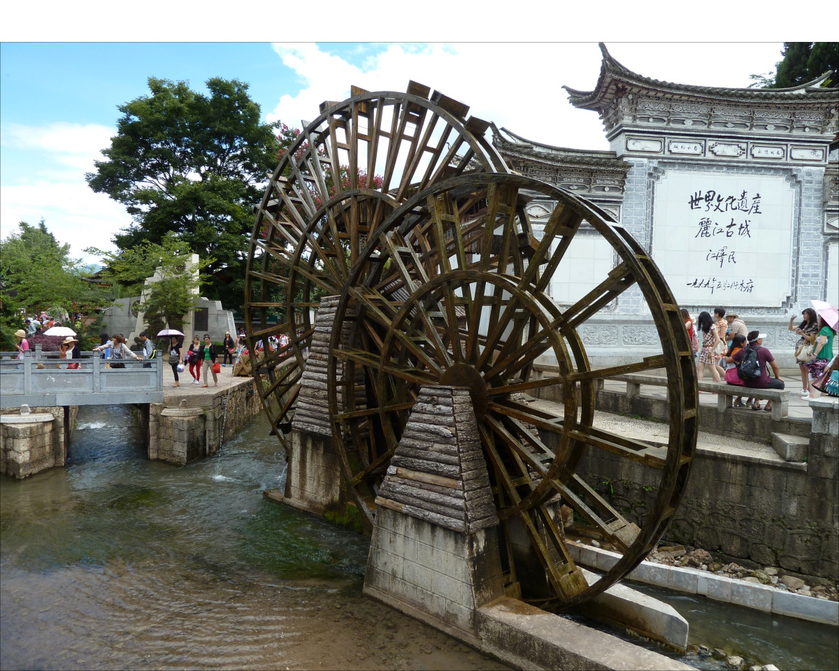 Lijiang - water wheels at Yuhe Square near Black Dragon Pool